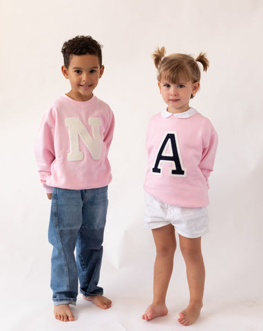 KINDER - HELLROSA SWEATSHIRT | INITIALE GROSSE CURL