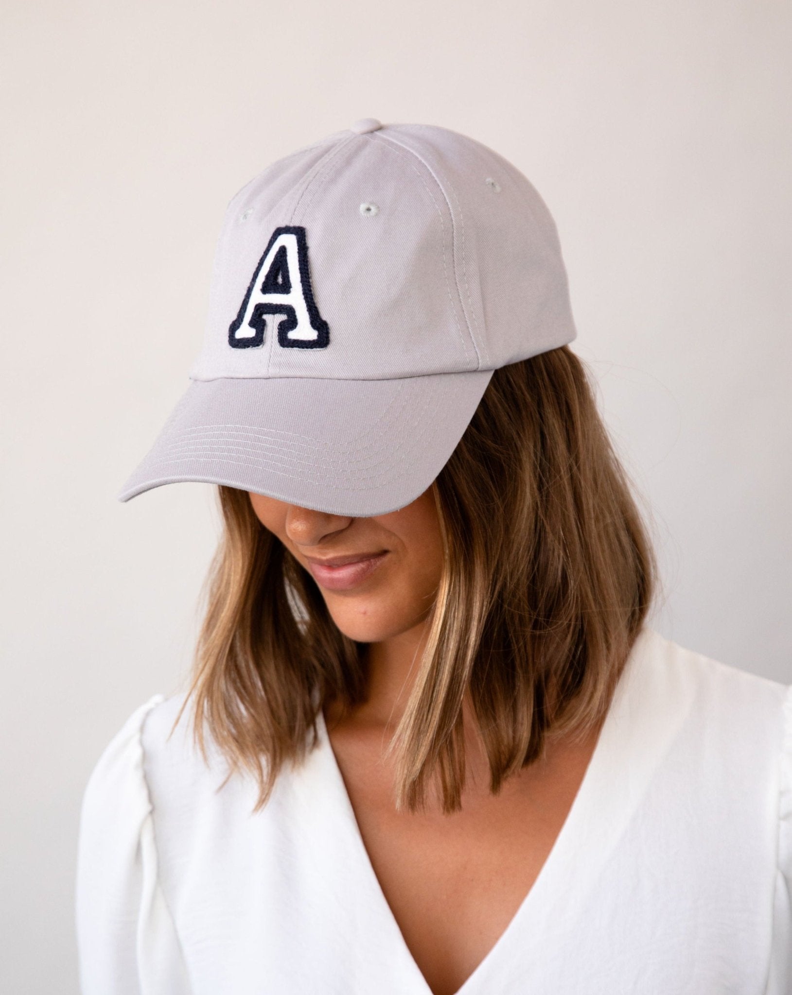 GORRA GRIS | INICIAL MINI BLANCA