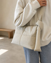 BOLSO ACOLCHADO OFF WHITE | BORDADO MINIMALISTA