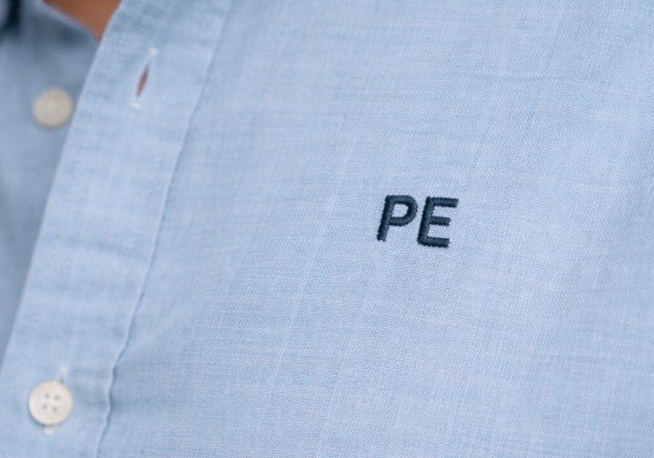 CAMISA AZUL CELESTE | BORDADO MINIMALISTA