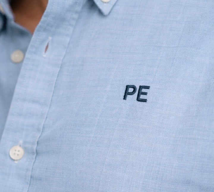 CAMISA AZUL CELESTE | BORDADO MINIMALISTA