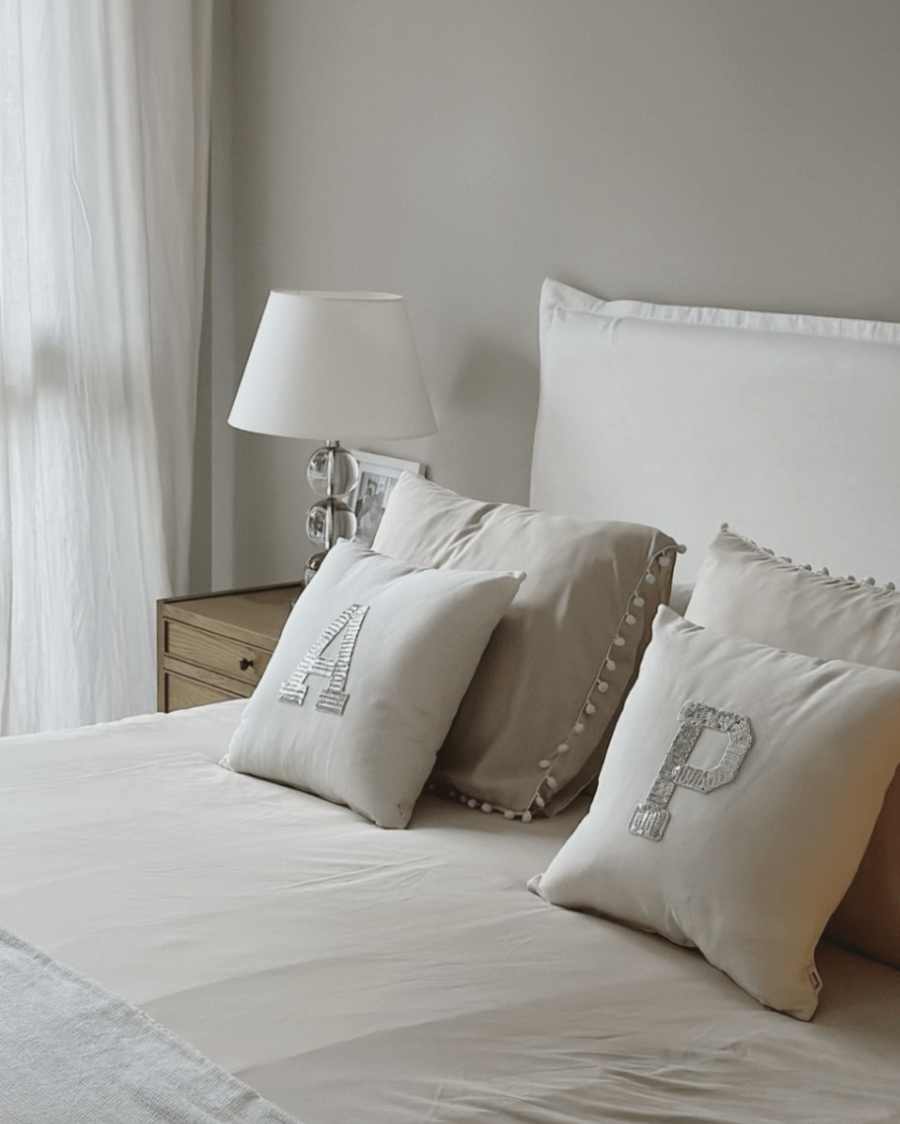COJIN_OFF_WHITE_INICIAL_LENTEJUELAS_PLATEADAS_ANITIALS
