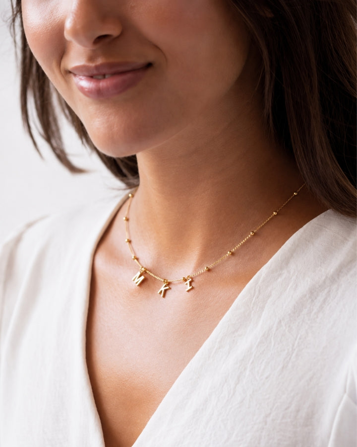 COLLAR BOLITAS ORO | UNA O MÁS INICIALES MINI