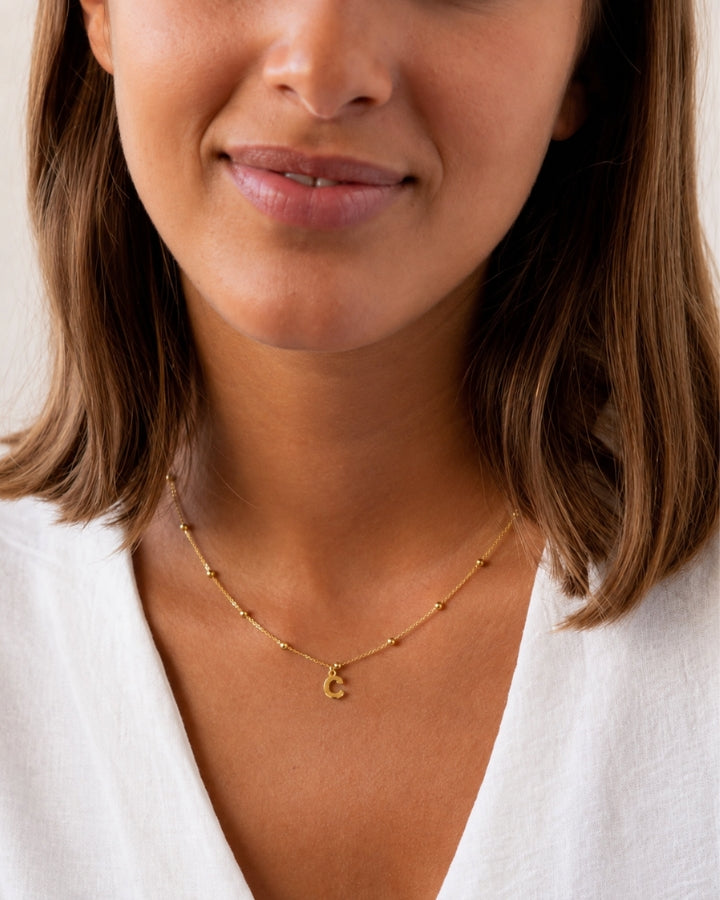 COLLAR BOLITAS ORO | UNA O MÁS INICIALES MINI