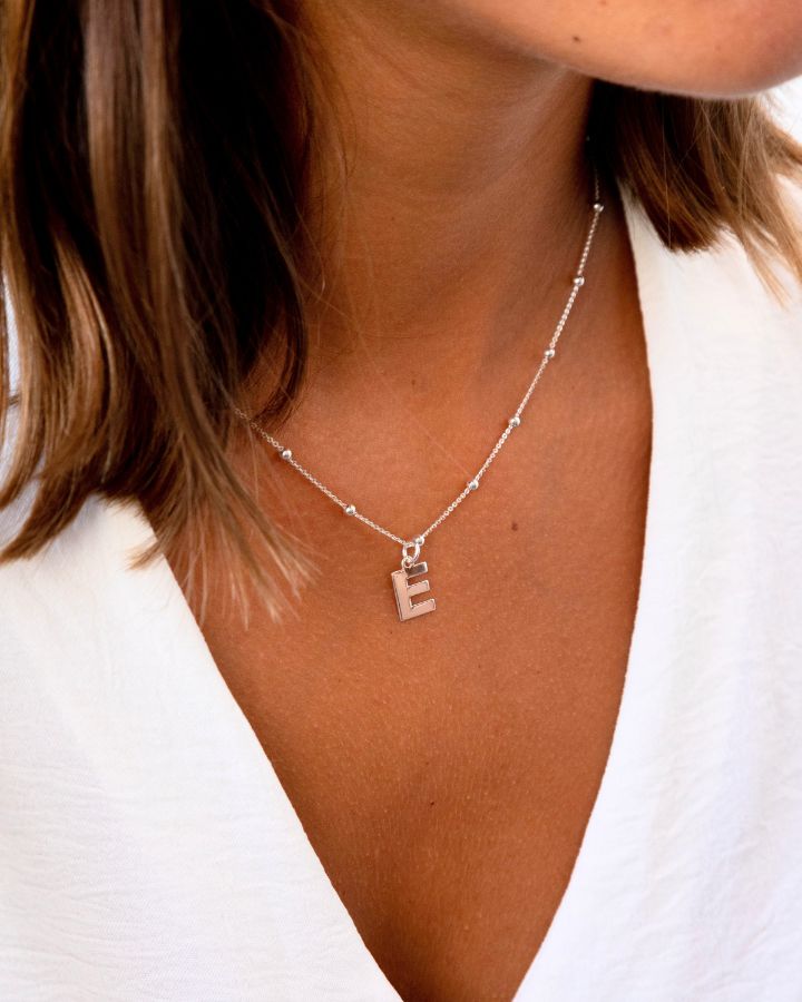 COLLAR BOLITAS PLATA | UNA O MÁS INICIALES MIDI