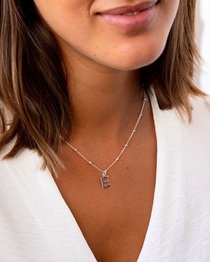 COLLAR BOLITAS PLATA | UNA O MÁS INICIALES MIDI