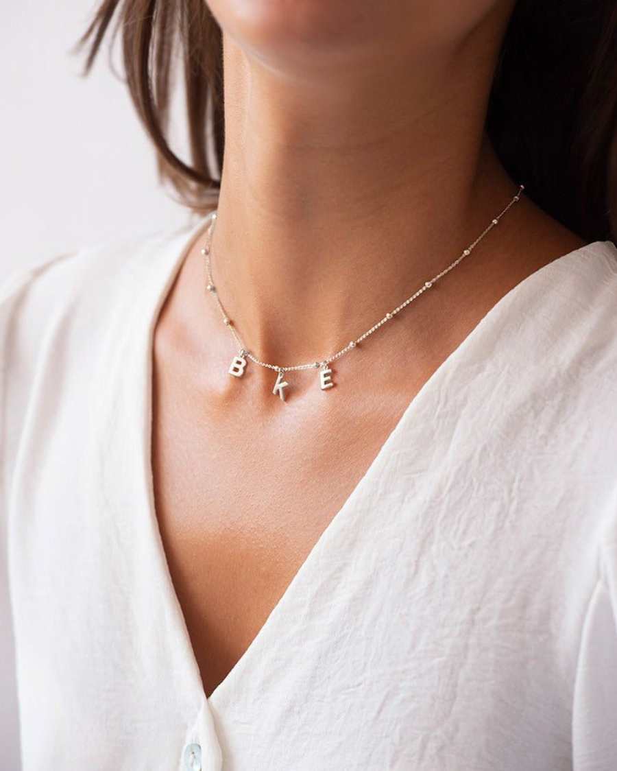 COLLAR_BOLITAS_PLATA_UNA_O_M_S_INICIALES_MINI_ANITIALS