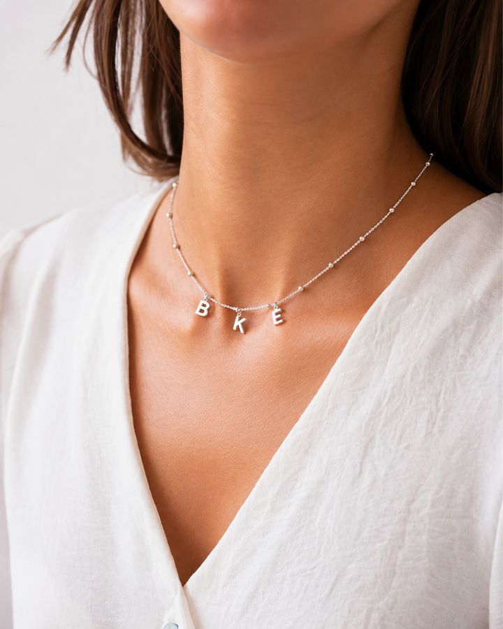 COLLAR BOLITAS PLATA | UNA O MÁS INICIALES MINI