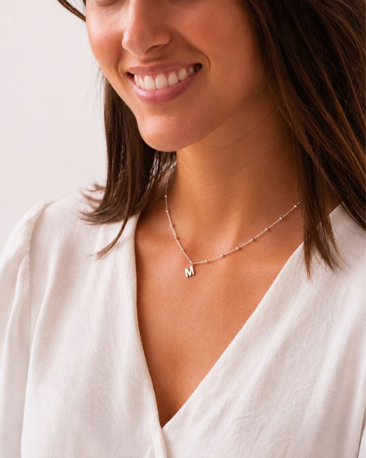 COLLAR BOLITAS PLATA | UNA O MÁS INICIALES MINI
