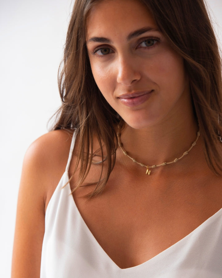 COLLAR NUDOS BEIGE | INICIAL