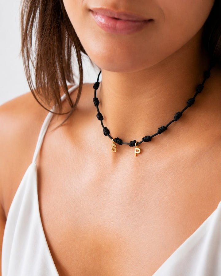 COLLAR NUDOS NEGRO | INICIAL
