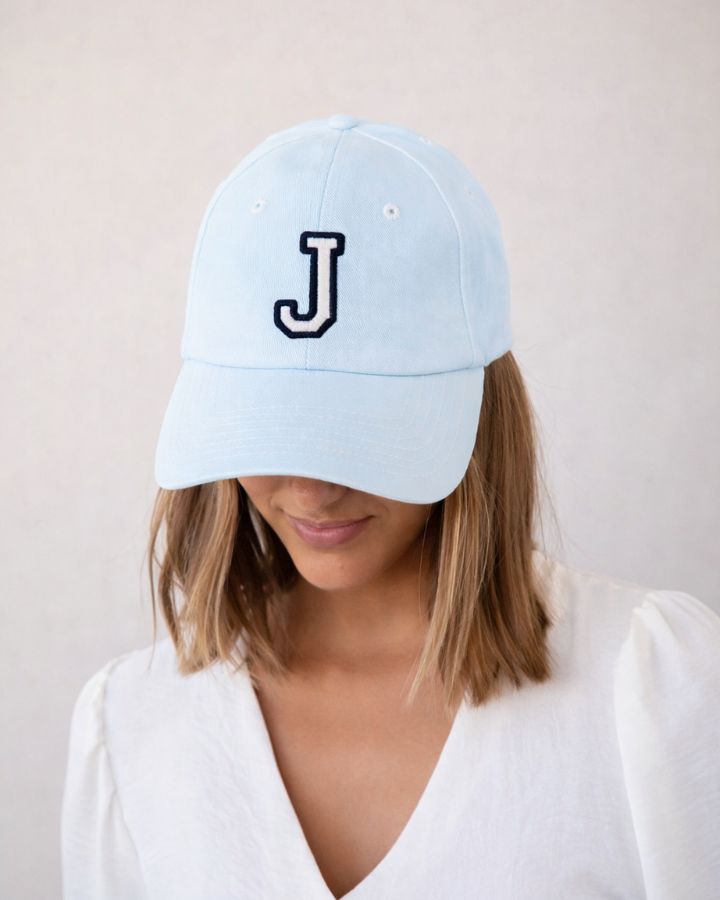 GORRA AZUL PASTEL | INICIAL