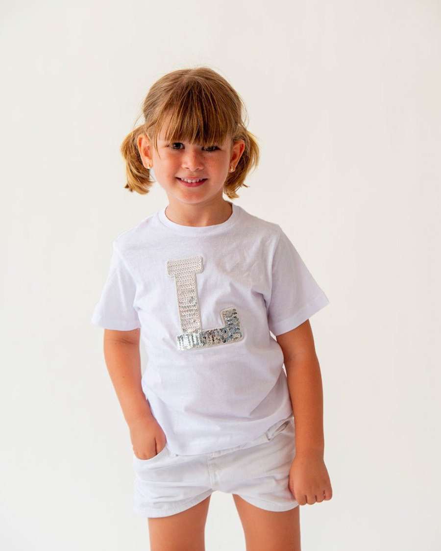 KIDS - CAMISETA WHITE | INICIAL LENTEJUELAS PLATEADAS