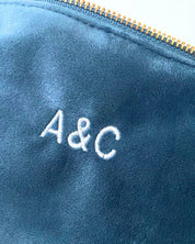 NECESER TERCIOPELO AZUL TOPACIO | BORDADO PERSONALIZADO