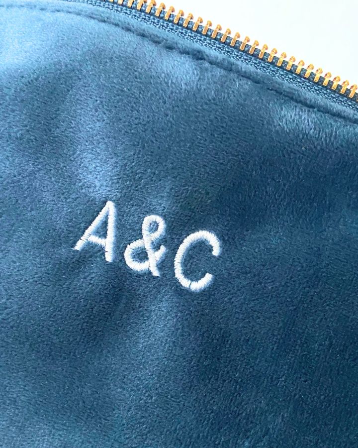 NECESER TERCIOPELO AZUL TOPACIO | BORDADO PERSONALIZADO