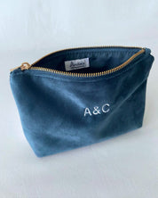 NECESER TERCIOPELO AZUL TOPACIO | BORDADO PERSONALIZADO