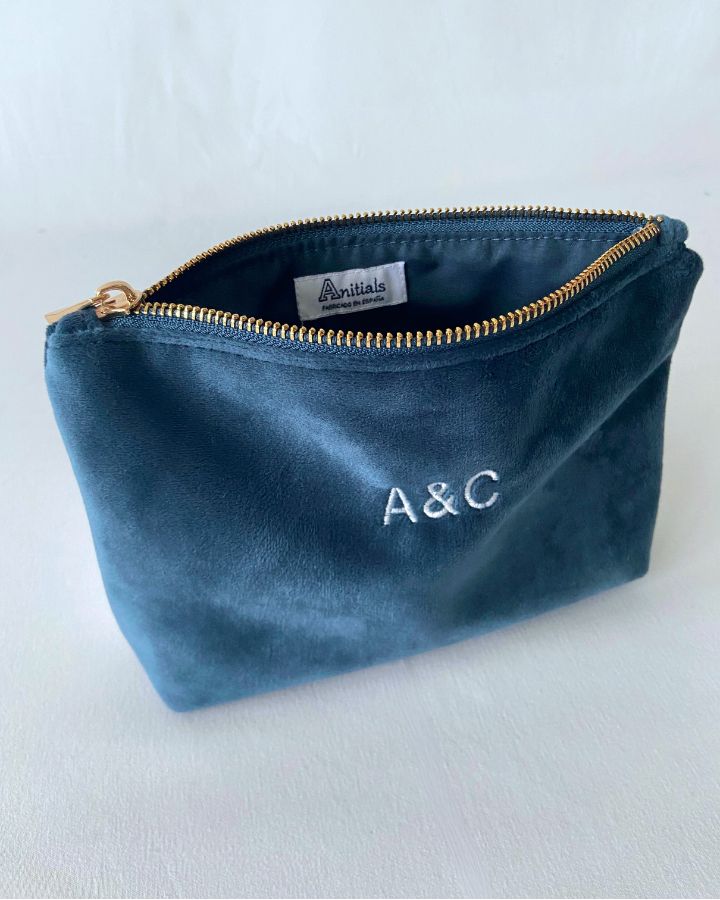 NECESER TERCIOPELO AZUL TOPACIO | BORDADO PERSONALIZADO