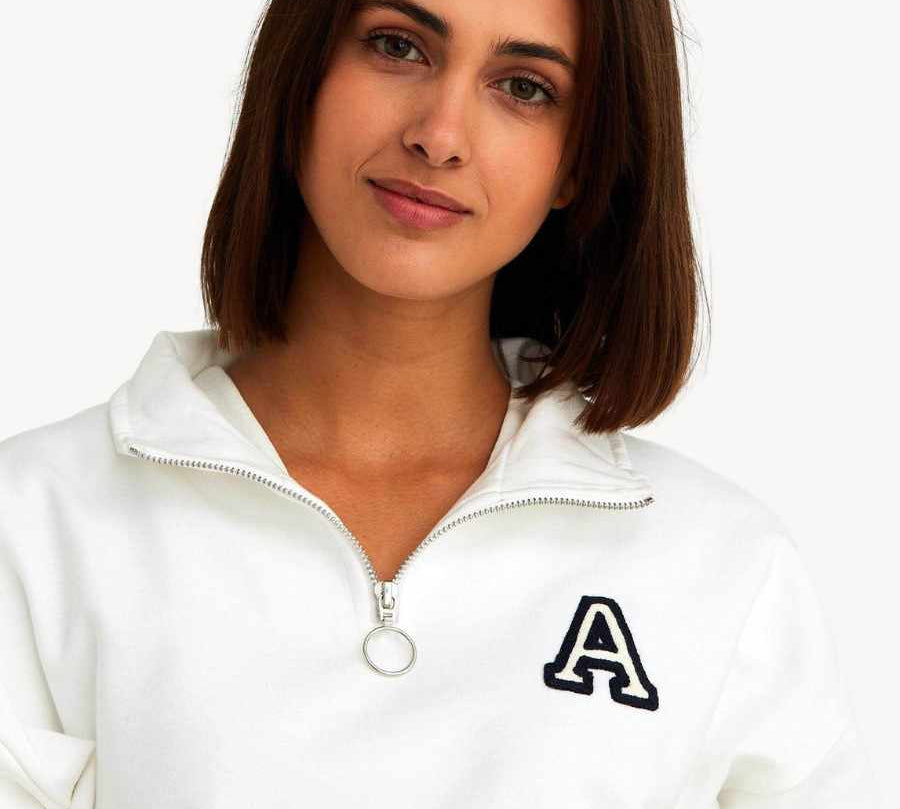 SUDADERA_CROP-ZIPPER_ARCTIC_WHITE_INICIAL_ANITIALS