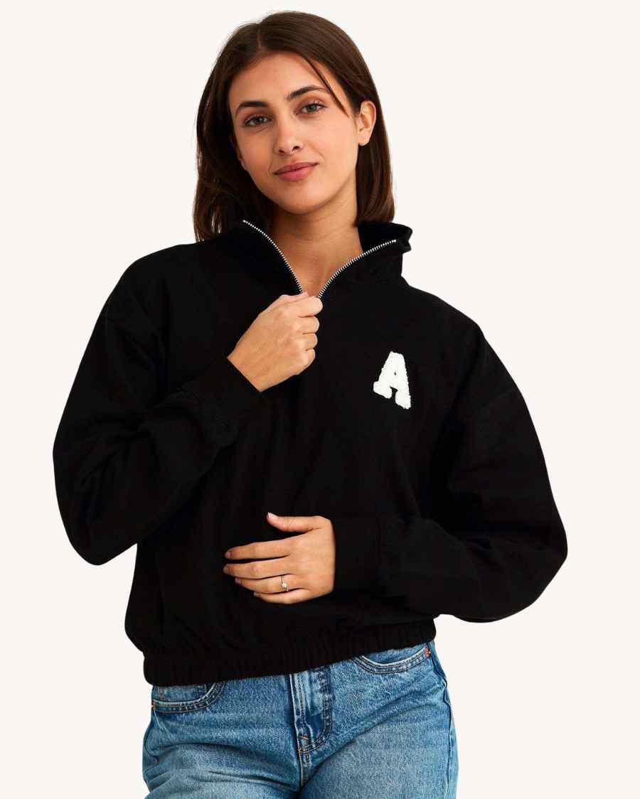 SUDADERA_CROP-ZIPPER_BLACK_INICIAL_ANITIALS_1