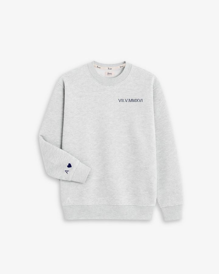SUDADERA GRIS | BORDADO FECHA Y PUÑO