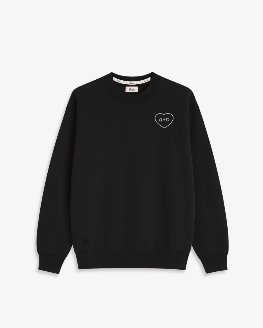 SUDADERA NEGRA | BORDADO CORAZÓN