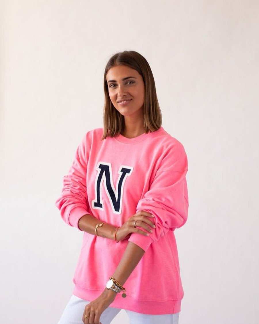 SUDADERA_UNISEX_FUCHSIA_INICIAL_ANITIALS_9