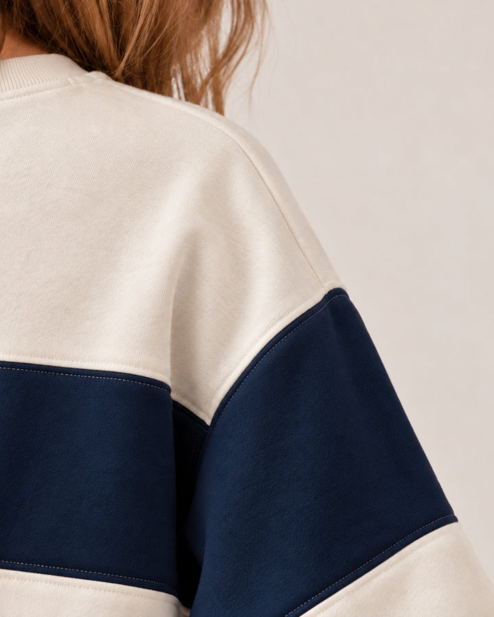 SUDADERA VARSITY · FRANJA AZUL MARINO | INICIAL
