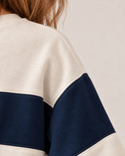 SUDADERA VARSITY · FRANJA AZUL MARINO | INICIAL