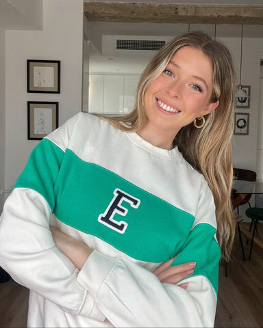 SUDADERA VARSITY OFF WHITE/KELLY GREEN | INICIAL MINI
