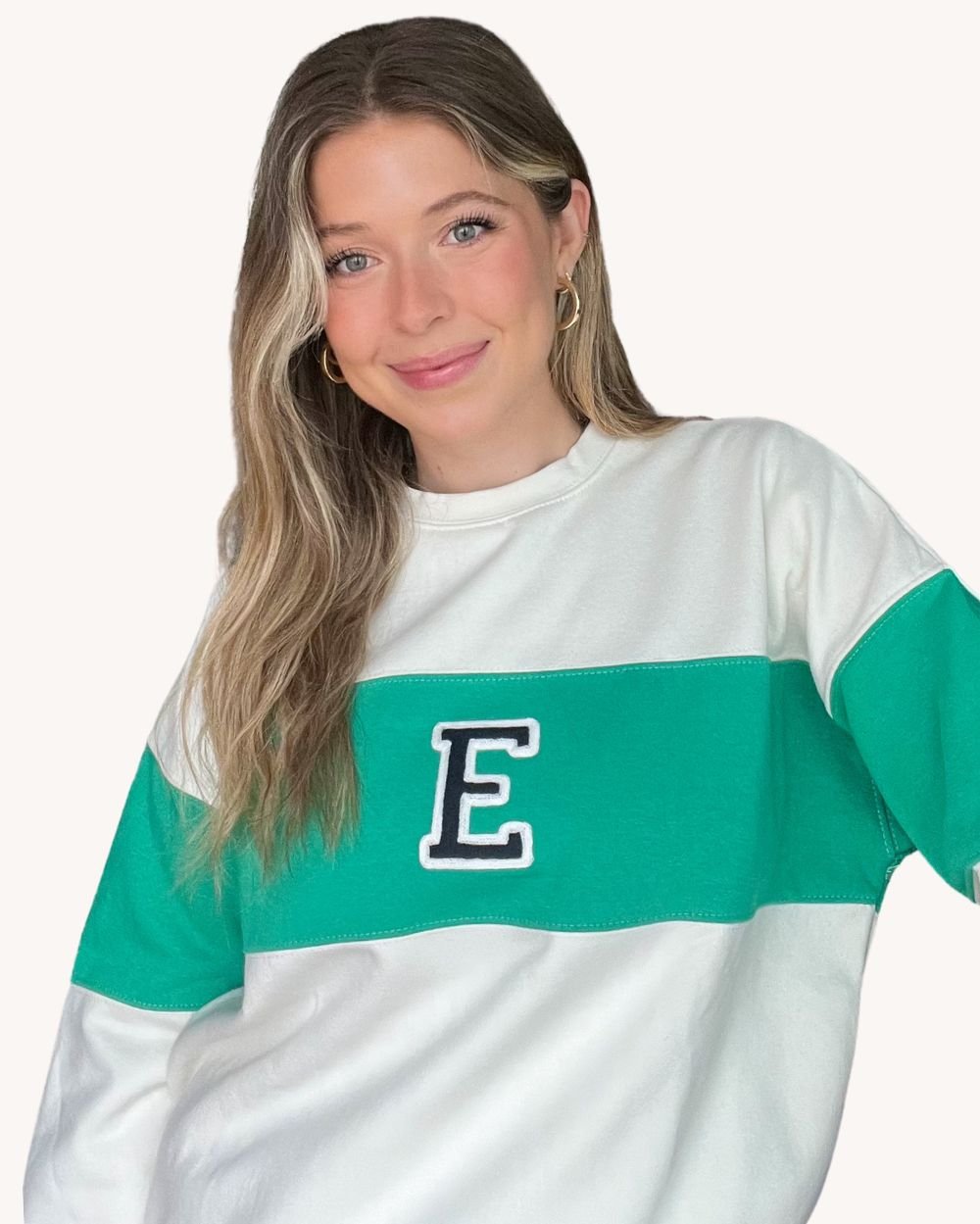 SUDADERA VARSITY OFF WHITE/KELLY GREEN | INICIAL MINI