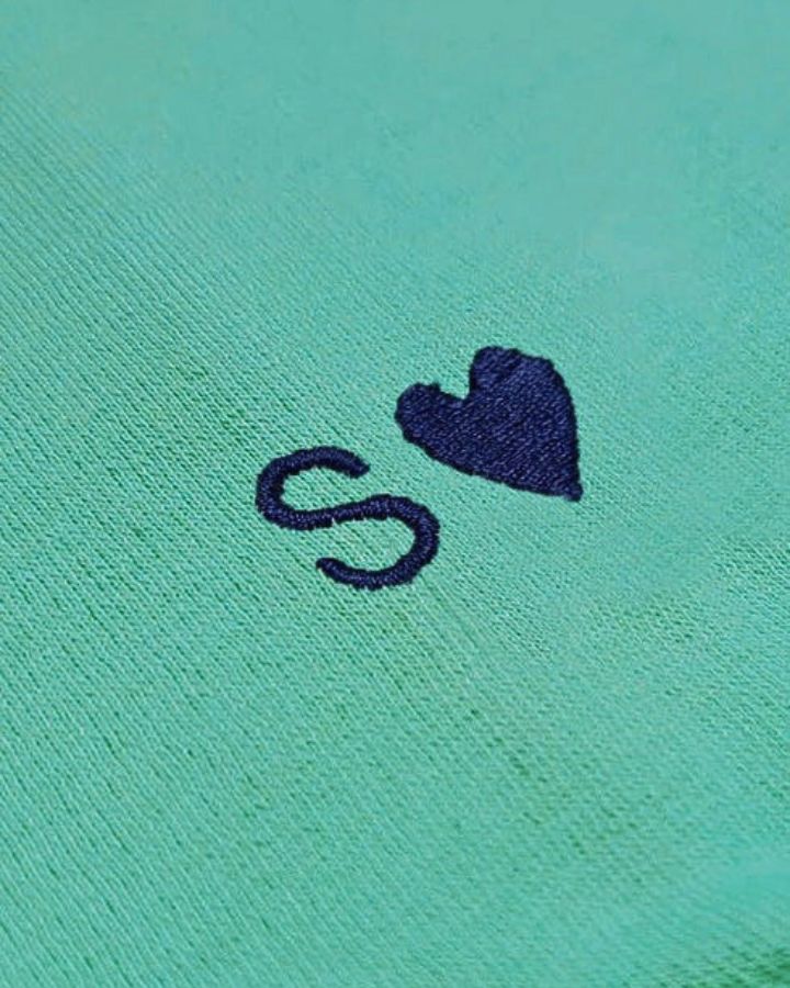 SUDADERA VERDE KELLY | BORDADO FECHA Y PUÑO