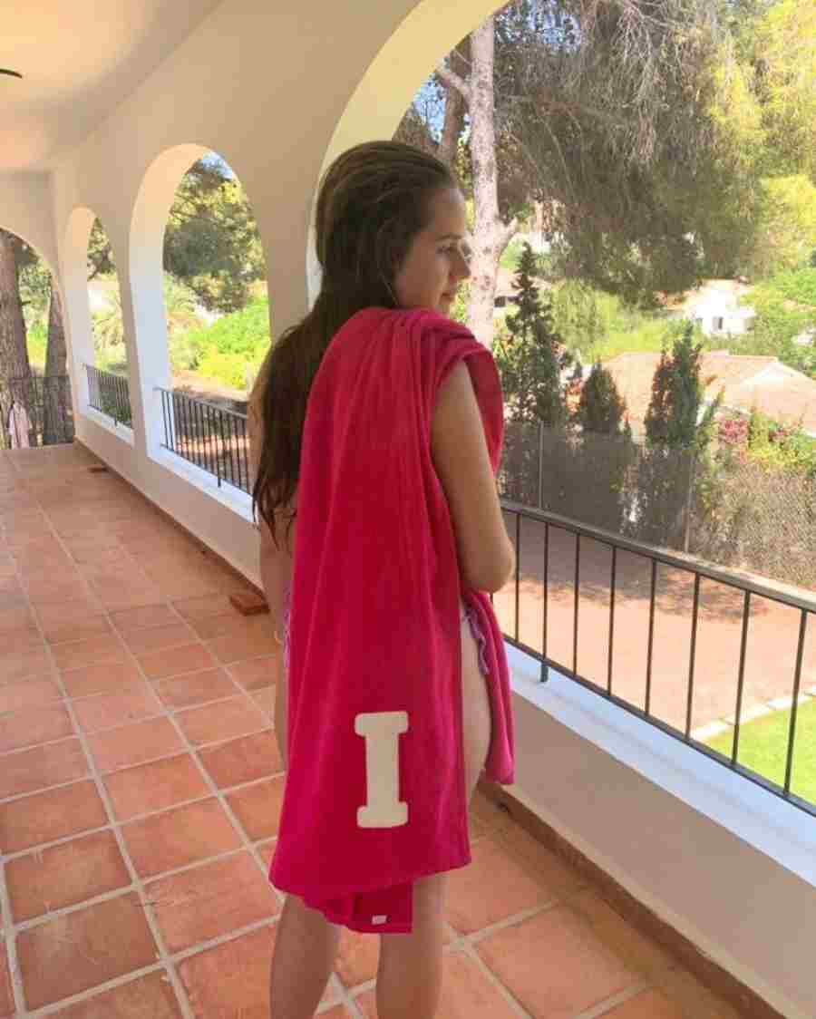 TOALLA_FUCHSIA_UNA_O_M_S_INICIALES_GRANDES_ANITIALS_1