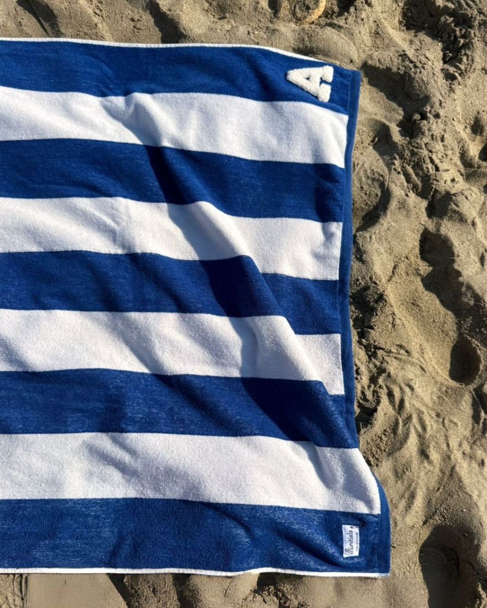 TOALLA RAYAS AZUL MARINO | UNA O MÁS INICIALES MINI