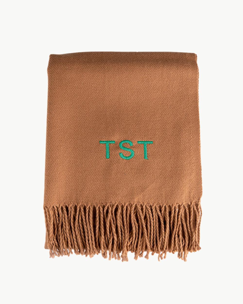 bufanda_camel_bordado_Anitials_1