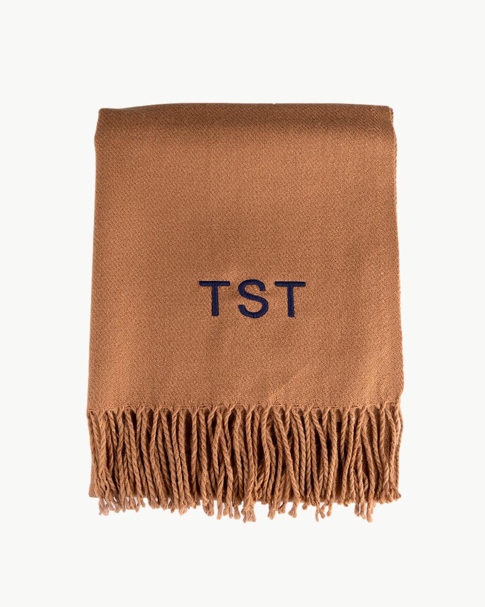 bufanda_camel_bordado_Anitials_2