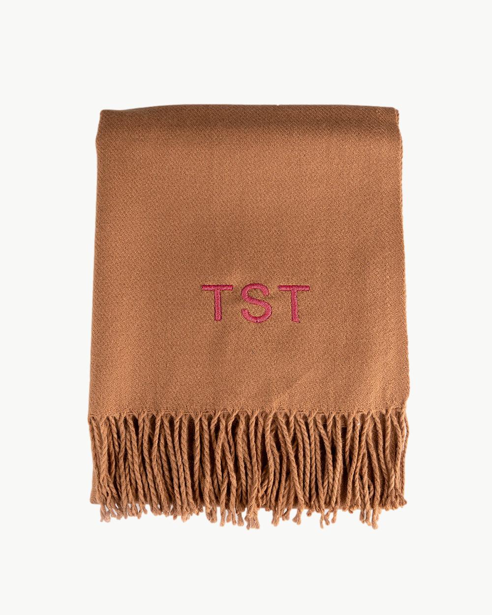 bufanda_camel_bordado_Anitials_3