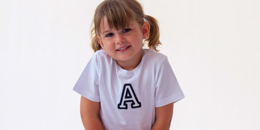 camiseta_kids_blanca_inicial_Anitials_1