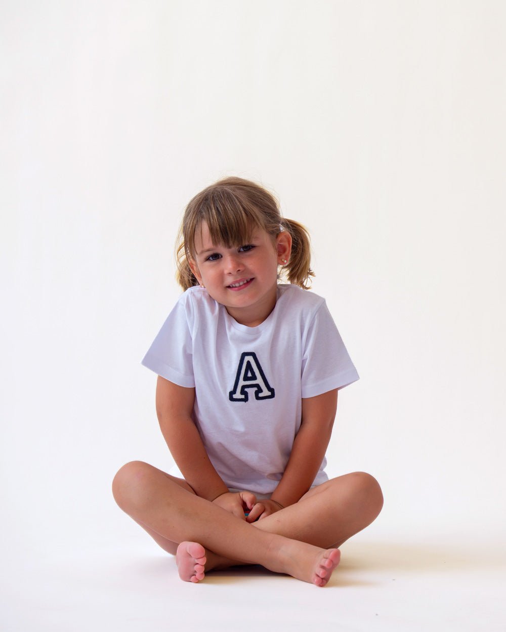 camiseta_kids_blanca_inicial_Anitials_5