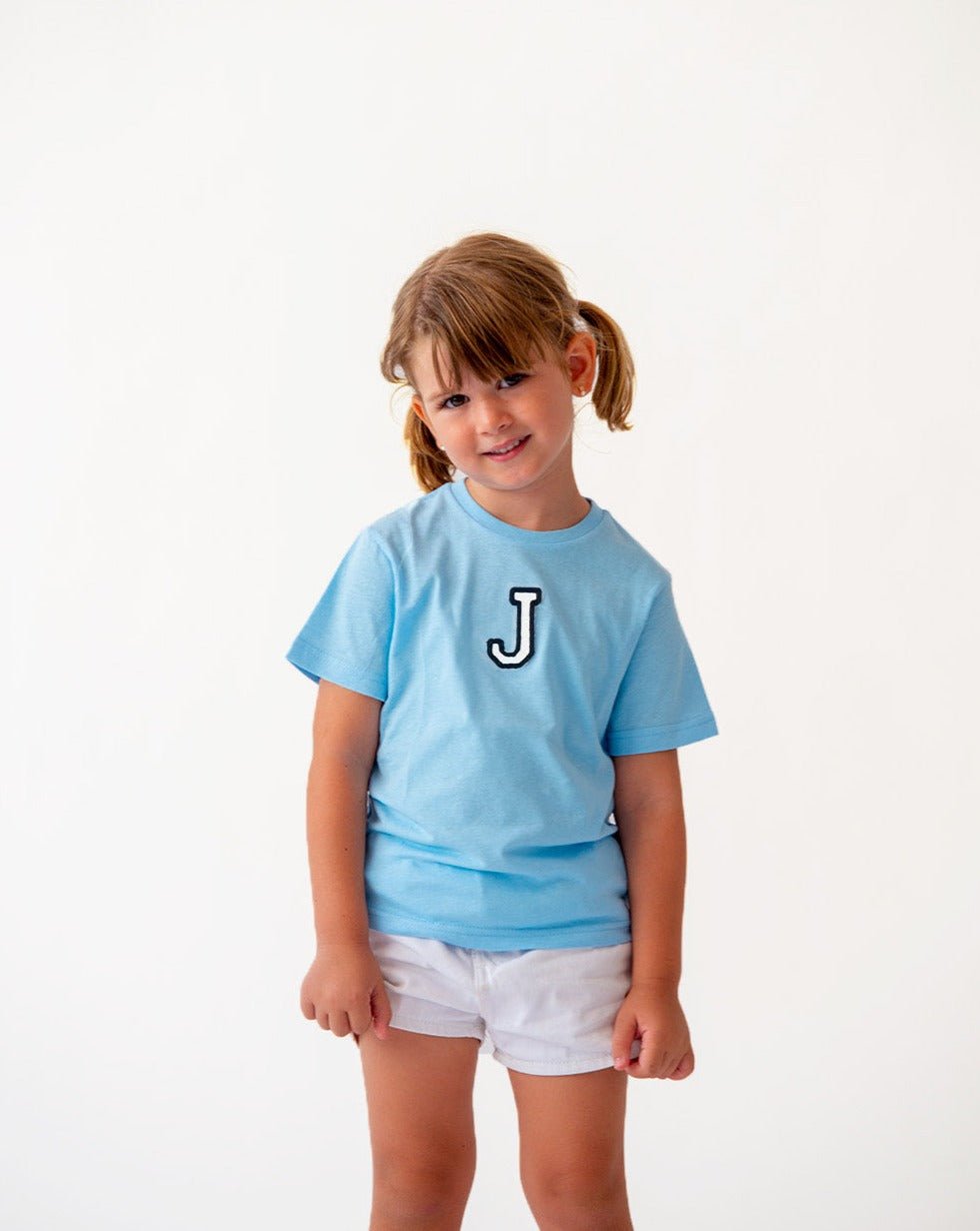 camiseta_kids_light_blue_inicial_Anitials