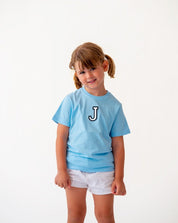camiseta_kids_light_blue_inicial_Anitials