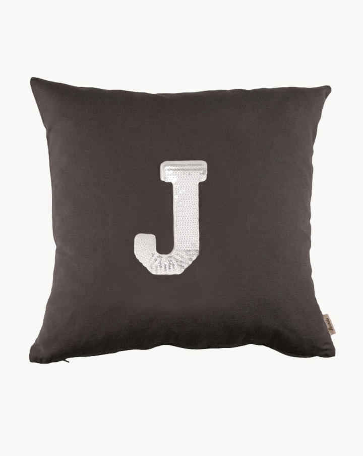 cojin-gris-inicial-lentejuelas-plateadas-letra-j