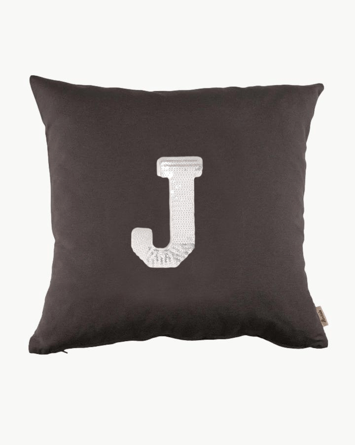 cojin-gris-inicial-lentejuelas-plateadas-letra-j