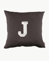 COJÍN DARK GREY | INICIAL LENTEJUELAS PLATEADAS LETRA J