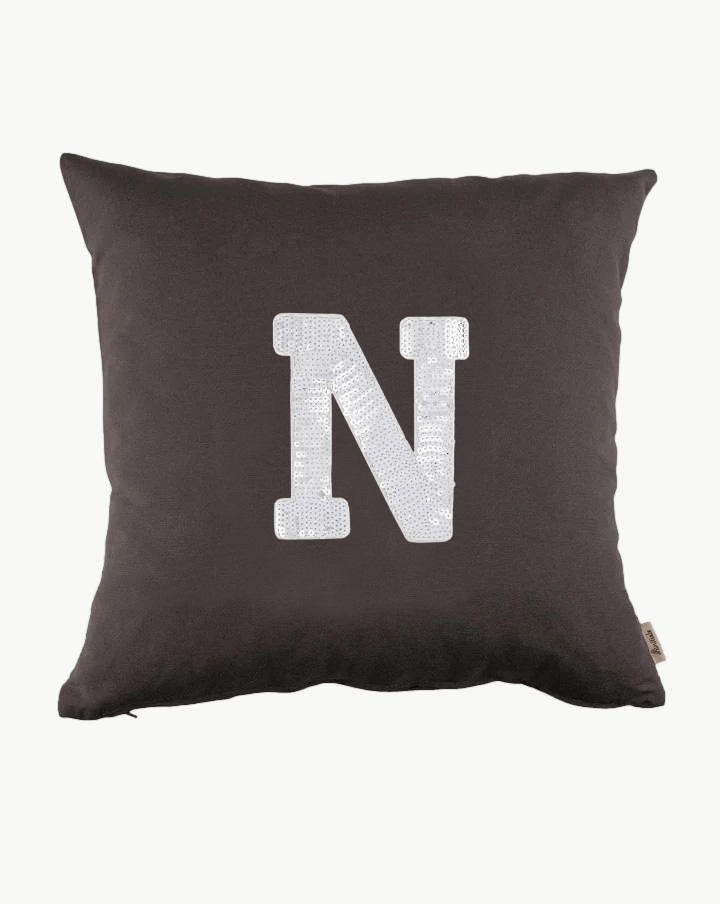 cojin-gris-inicial-lentejuelas-plateadas-letra-n