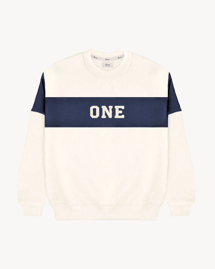 SUDADERA VARSITY OFF WHITE/NAVY BLUE | INICIALES MICRO TEXTO