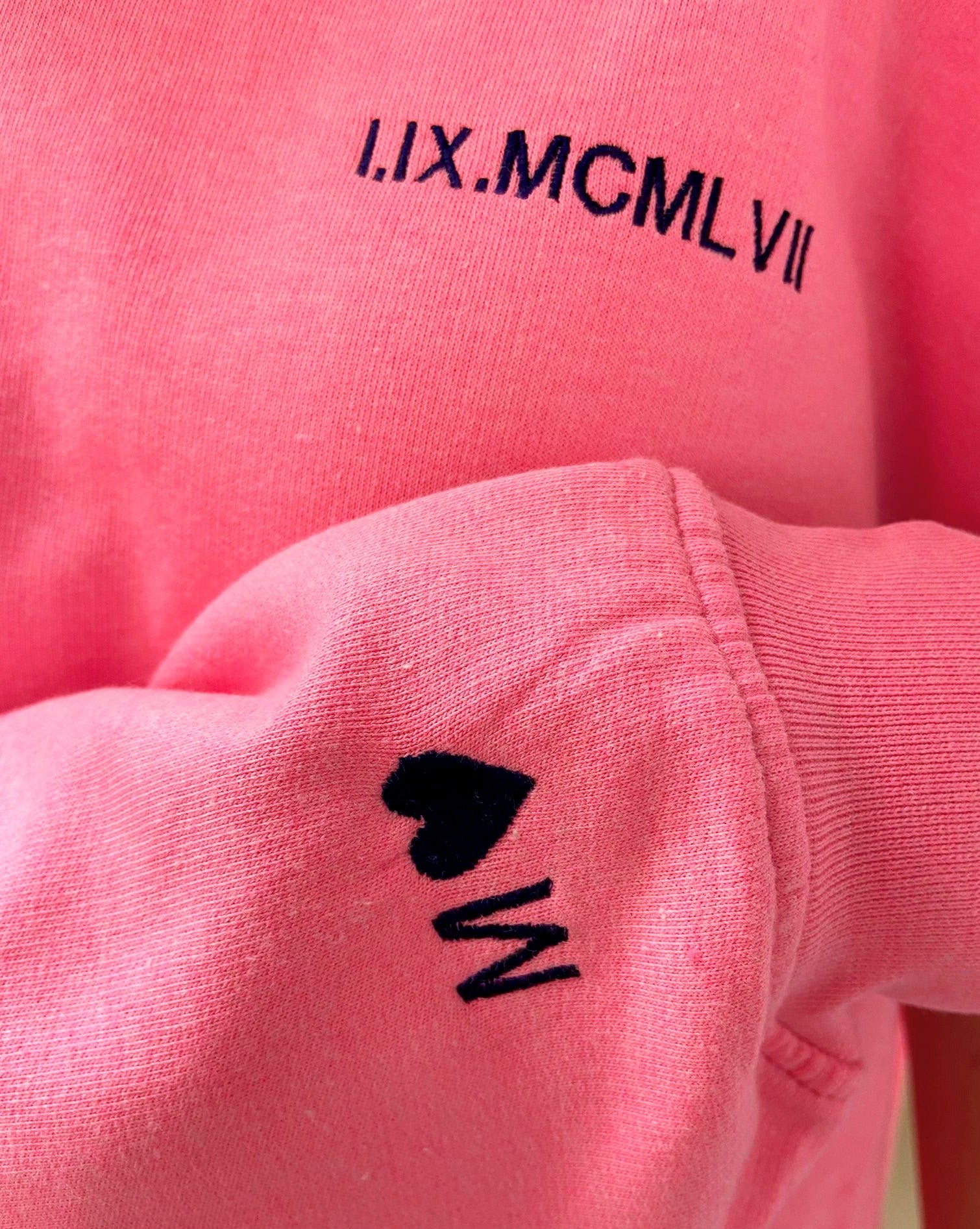 sudadera_fucsia_doble_bordado_Anitials