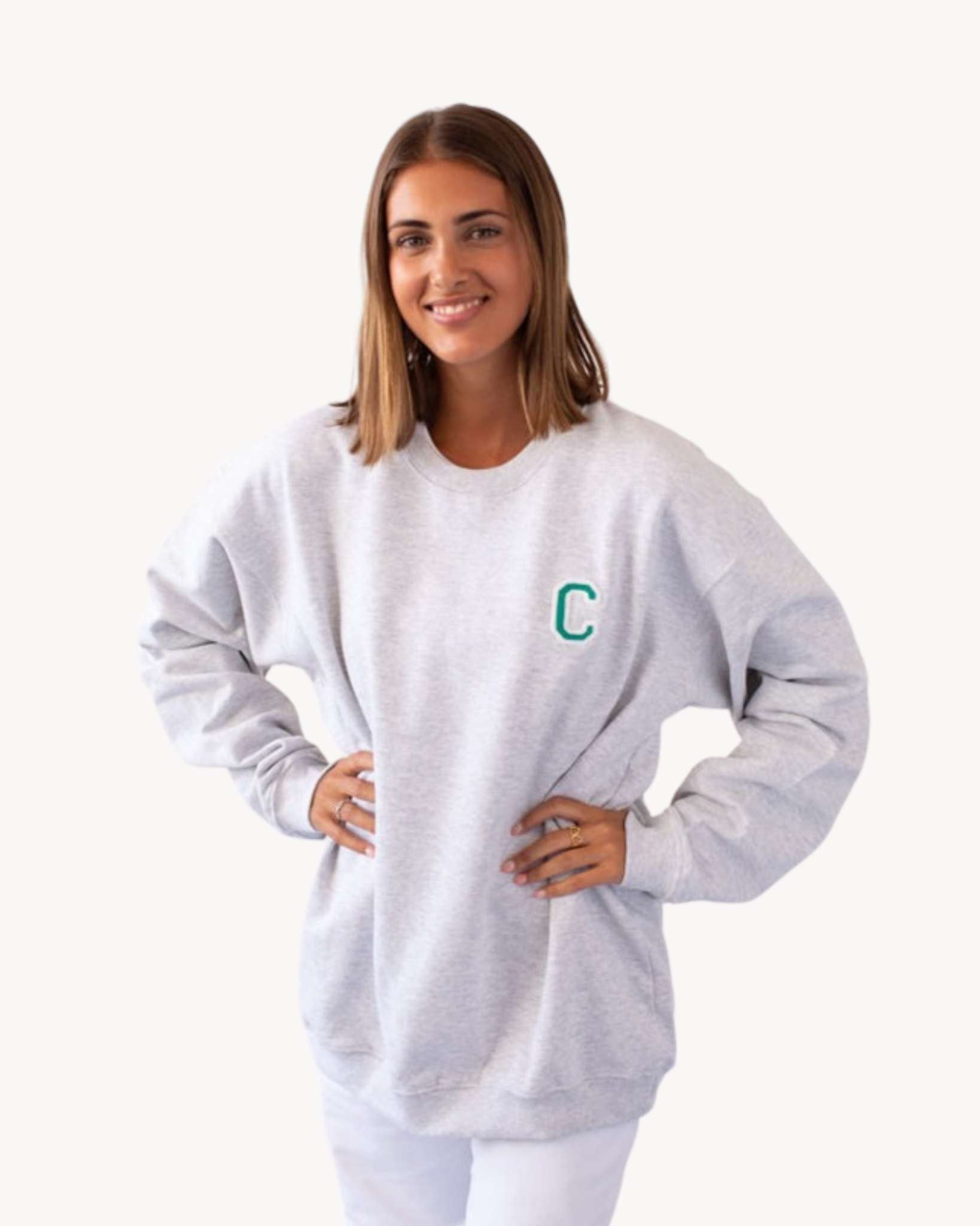 sudadera_gris_inicial_mini_verde_Anitials_11