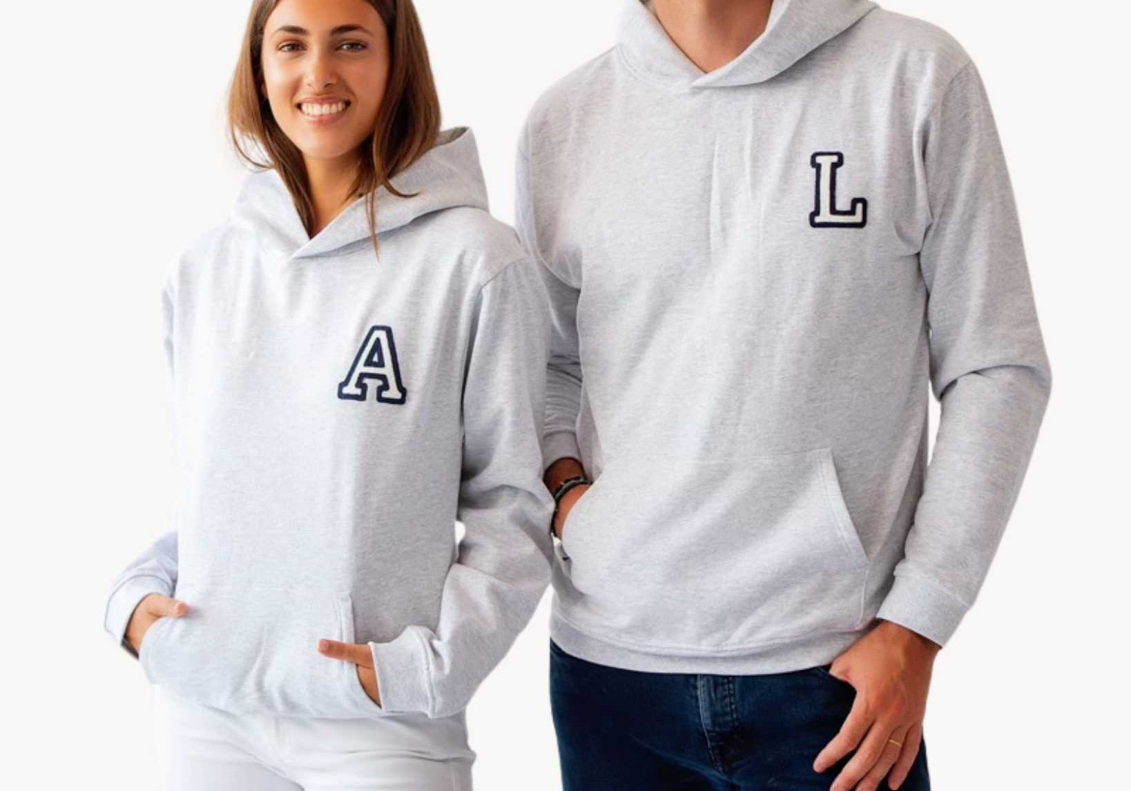 sudadera_hoodie_gris_inicial_mini_Anitials_19