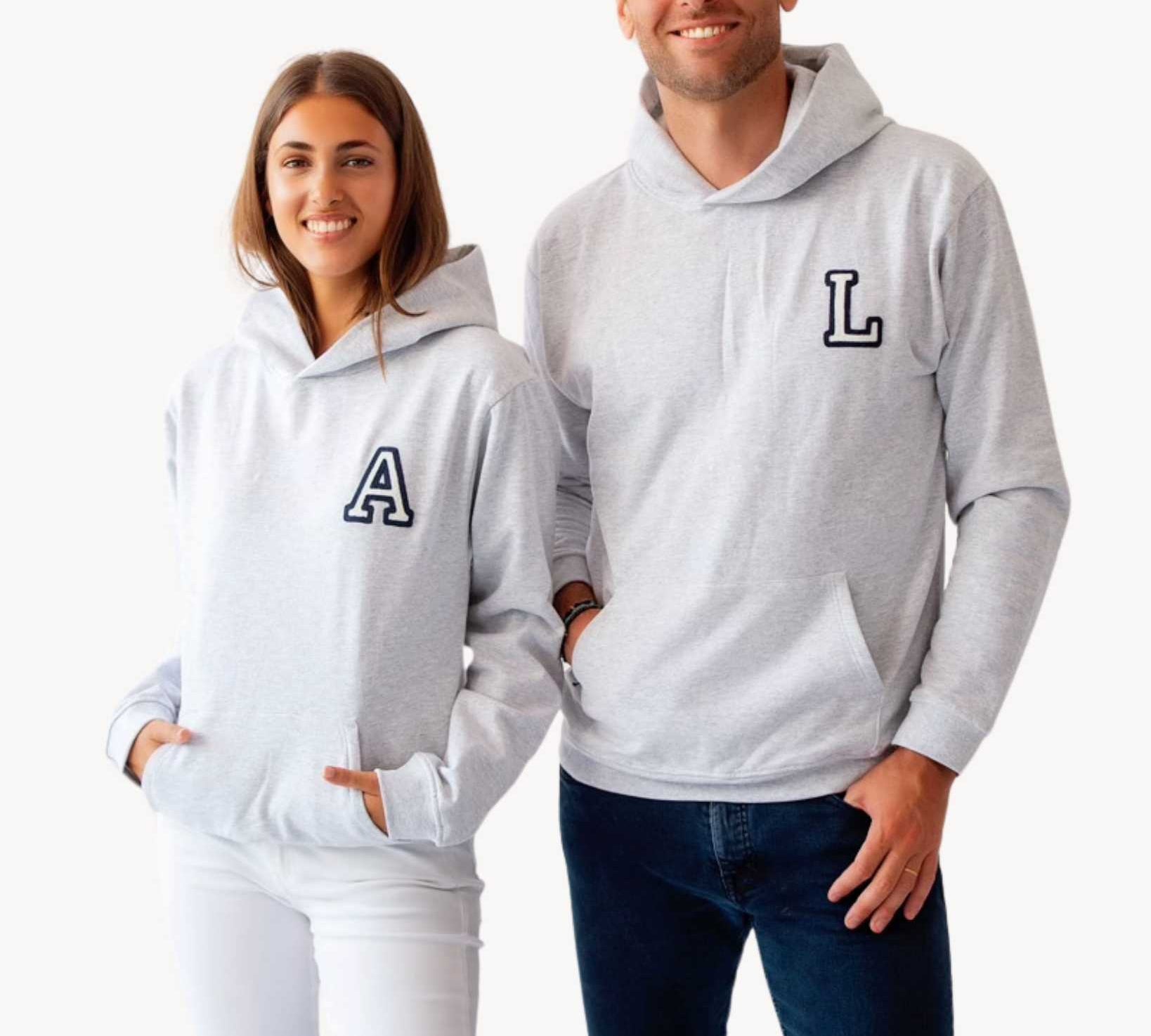 sudadera_hoodie_gris_inicial_mini_Anitials_19