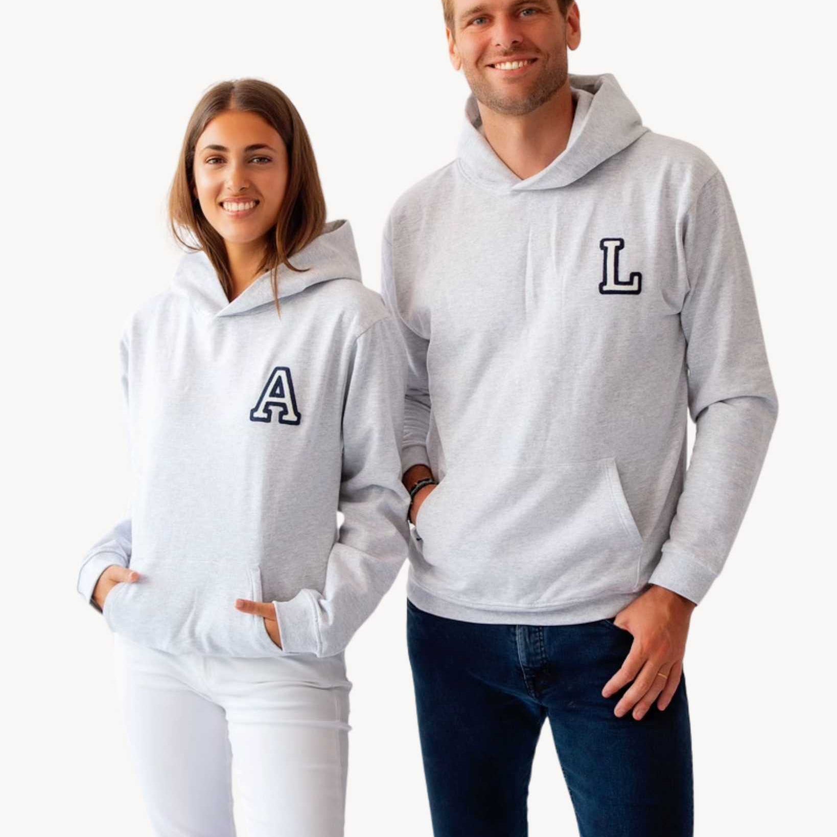 sudadera_hoodie_gris_inicial_mini_Anitials_19